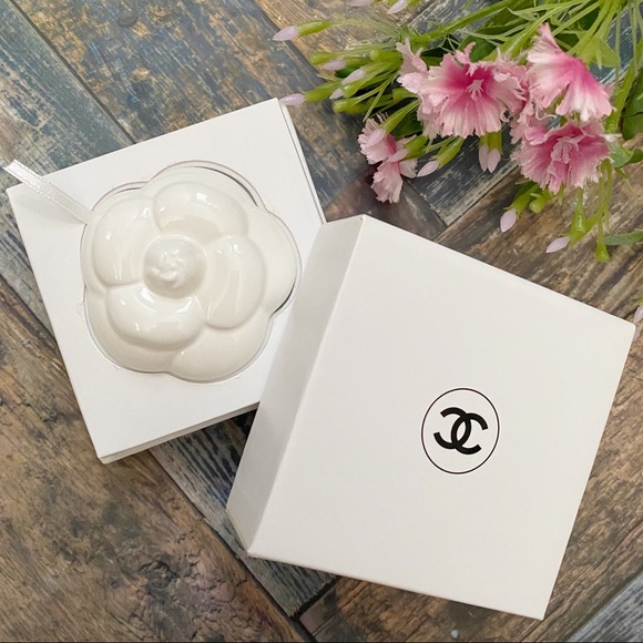 CHANEL - Camelia Porcelain Paper Weight - Picture 4 of 10